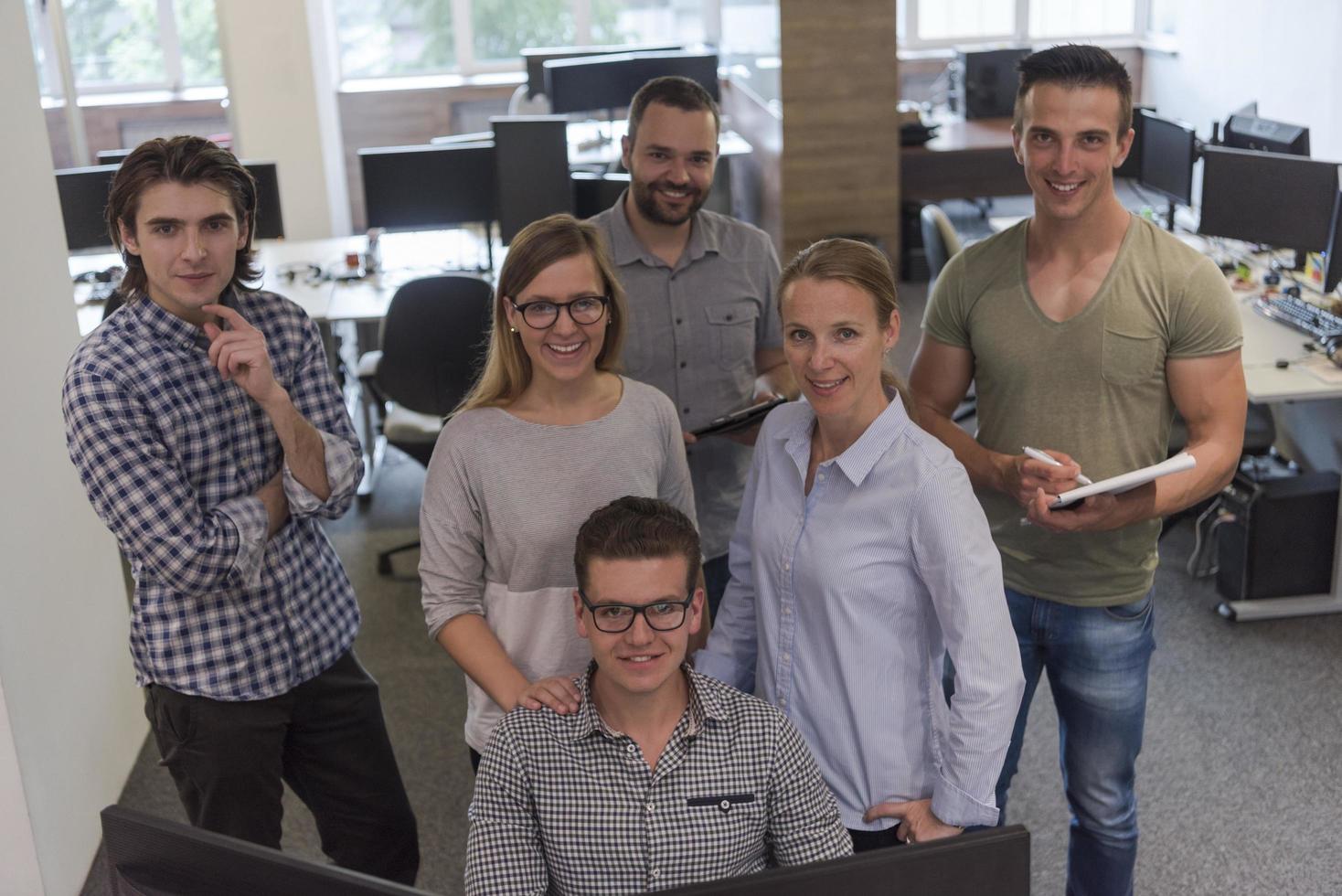 Gruppe junger Startup-Geschäftsleute, die als Team stehen foto