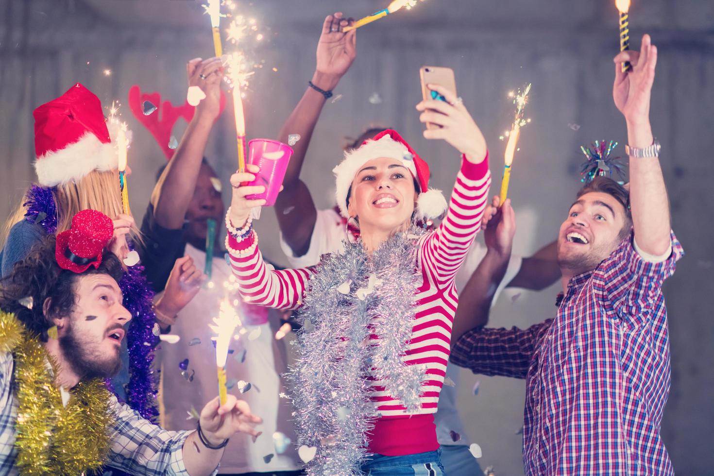 multiethnische gruppe von lässigen geschäftsleuten, die selfie während der neujahrsparty machen foto