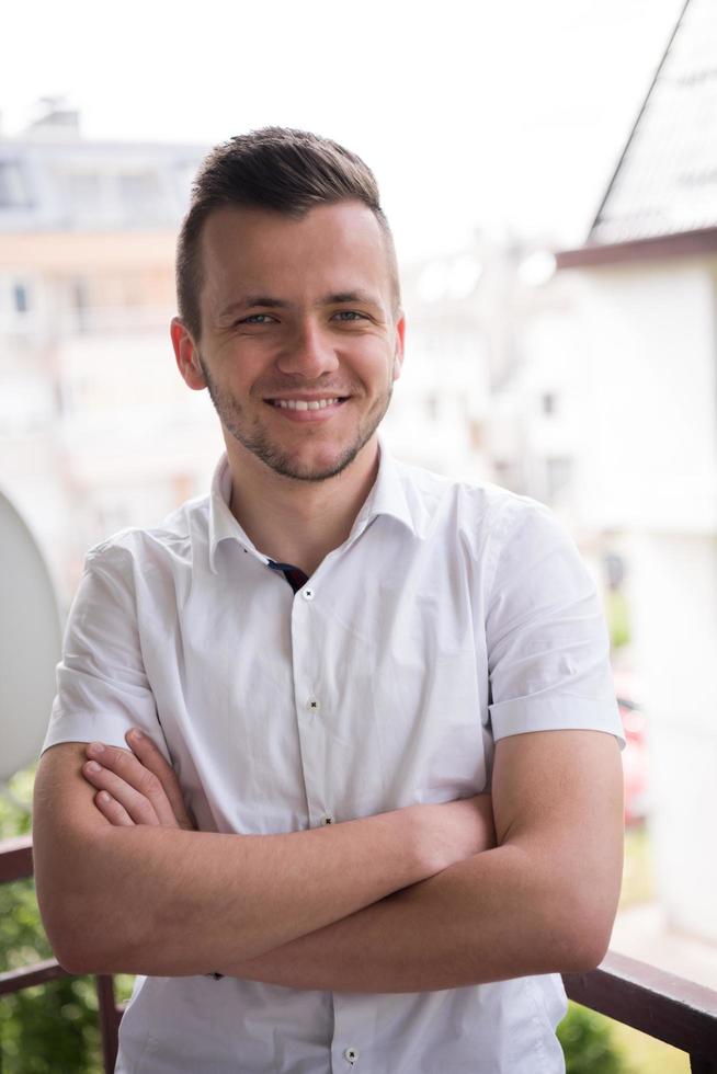 Mann steht am Balkon foto