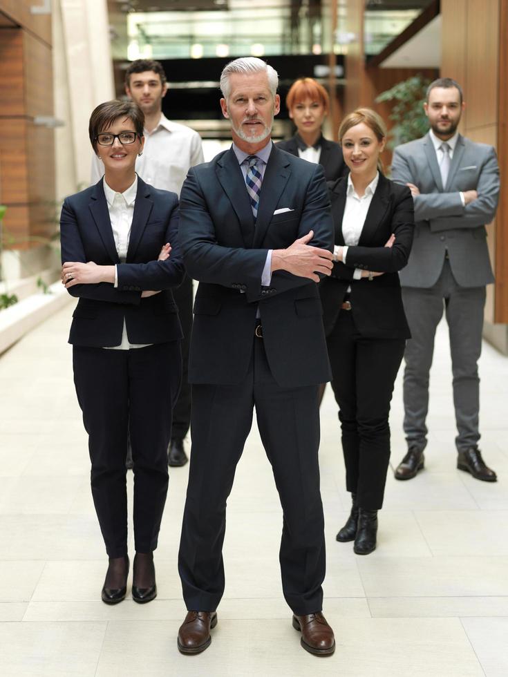 Senior Geschäftsmann mit seinem Team im Büro foto