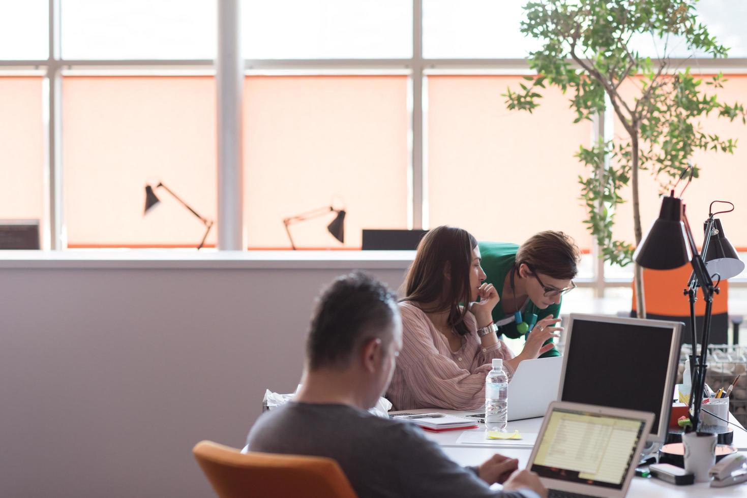 geschäftige Coworking-Büroflächen foto