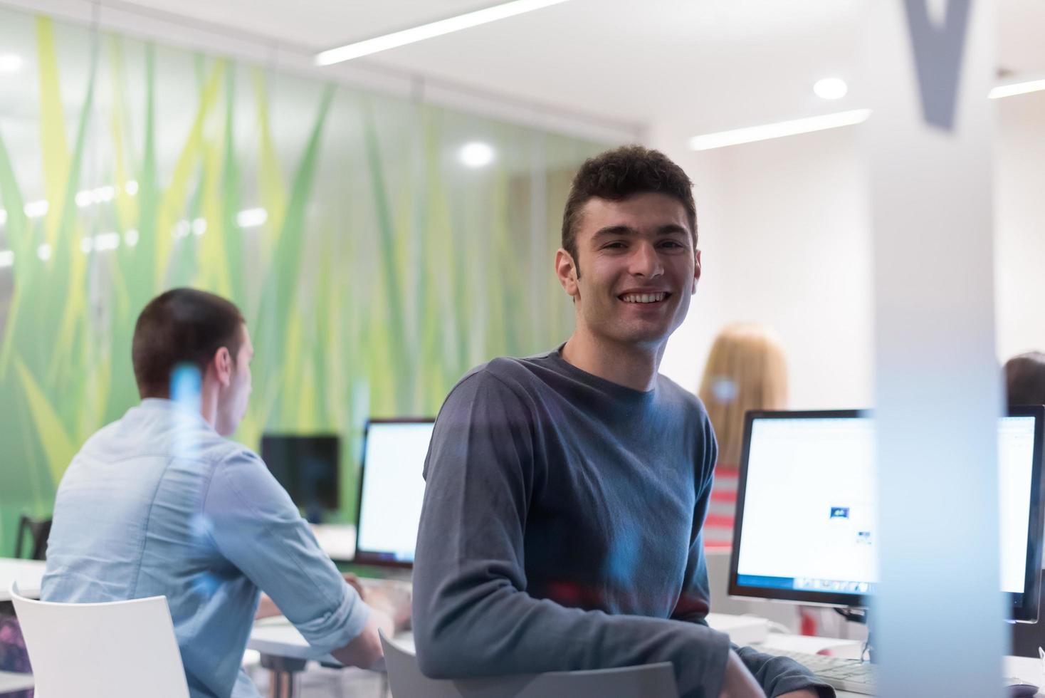 technologiestudentengruppe, die im klassenzimmer der computerlaborschule arbeitet foto