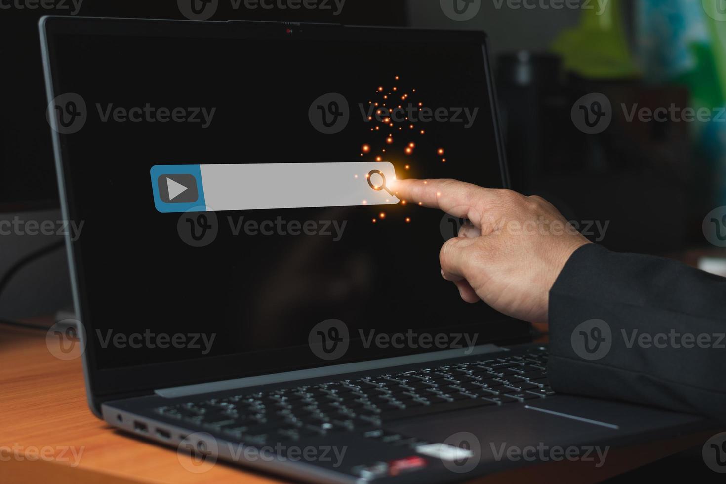 eine geschäftsmann-finger-touch-videomaterialleiste auf dem laptop-bildschirm für die suche nach informationskonzept, computergrafiklicht mit kopierraum für text foto
