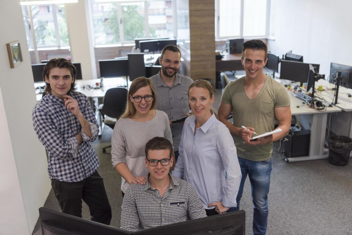 Gruppe junger Startup-Geschäftsleute, die als Team stehen foto