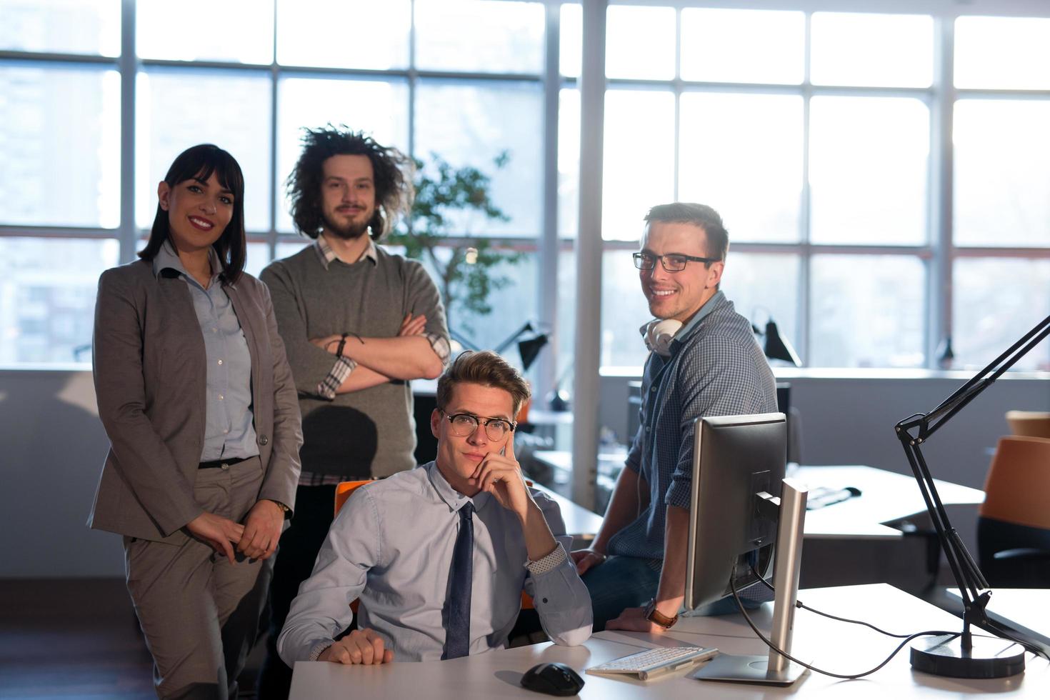 Porträt eines Geschäftsteams bei einem Meeting foto