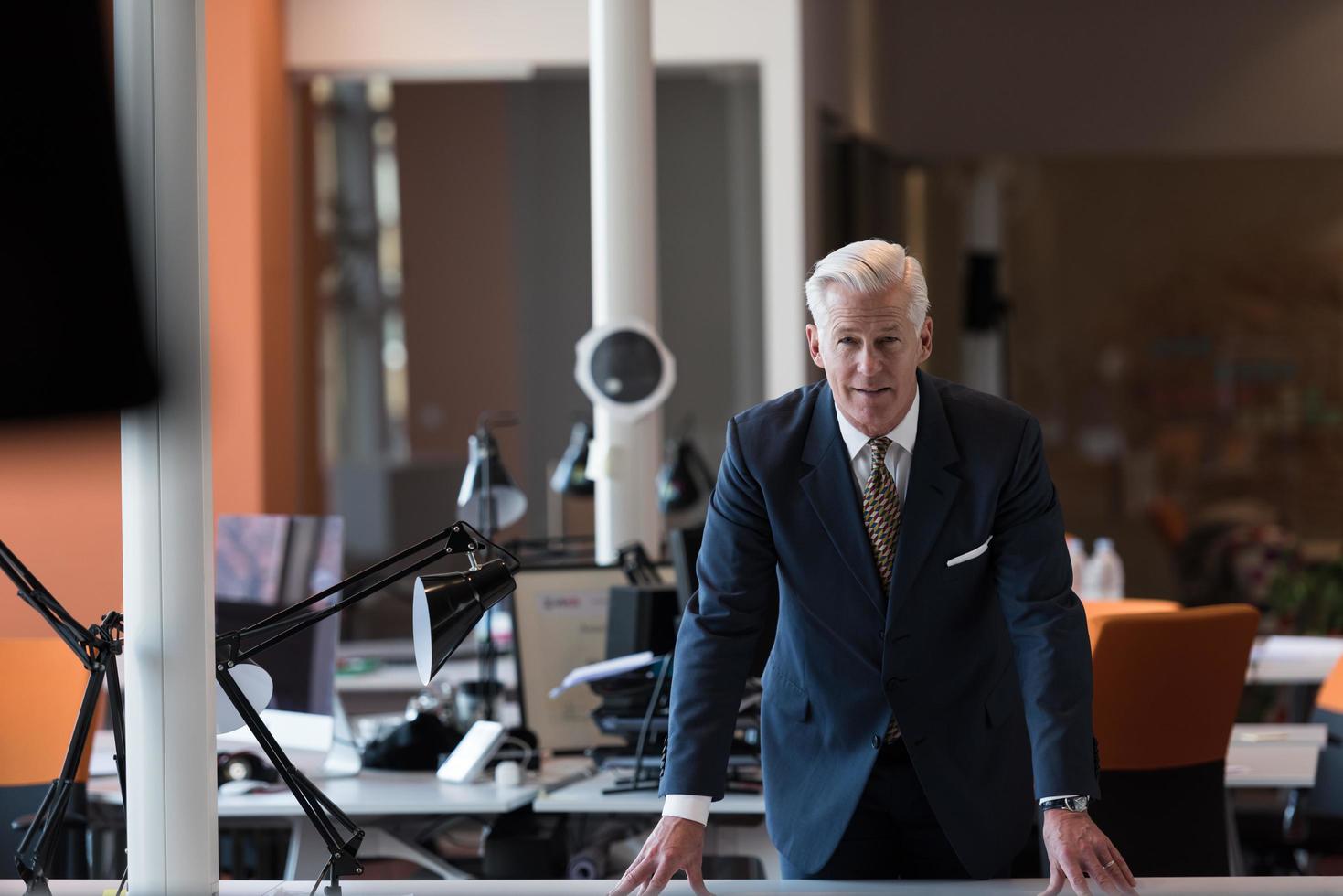 Porträt eines gutaussehenden Senior-Geschäftsmanns im modernen Büro foto