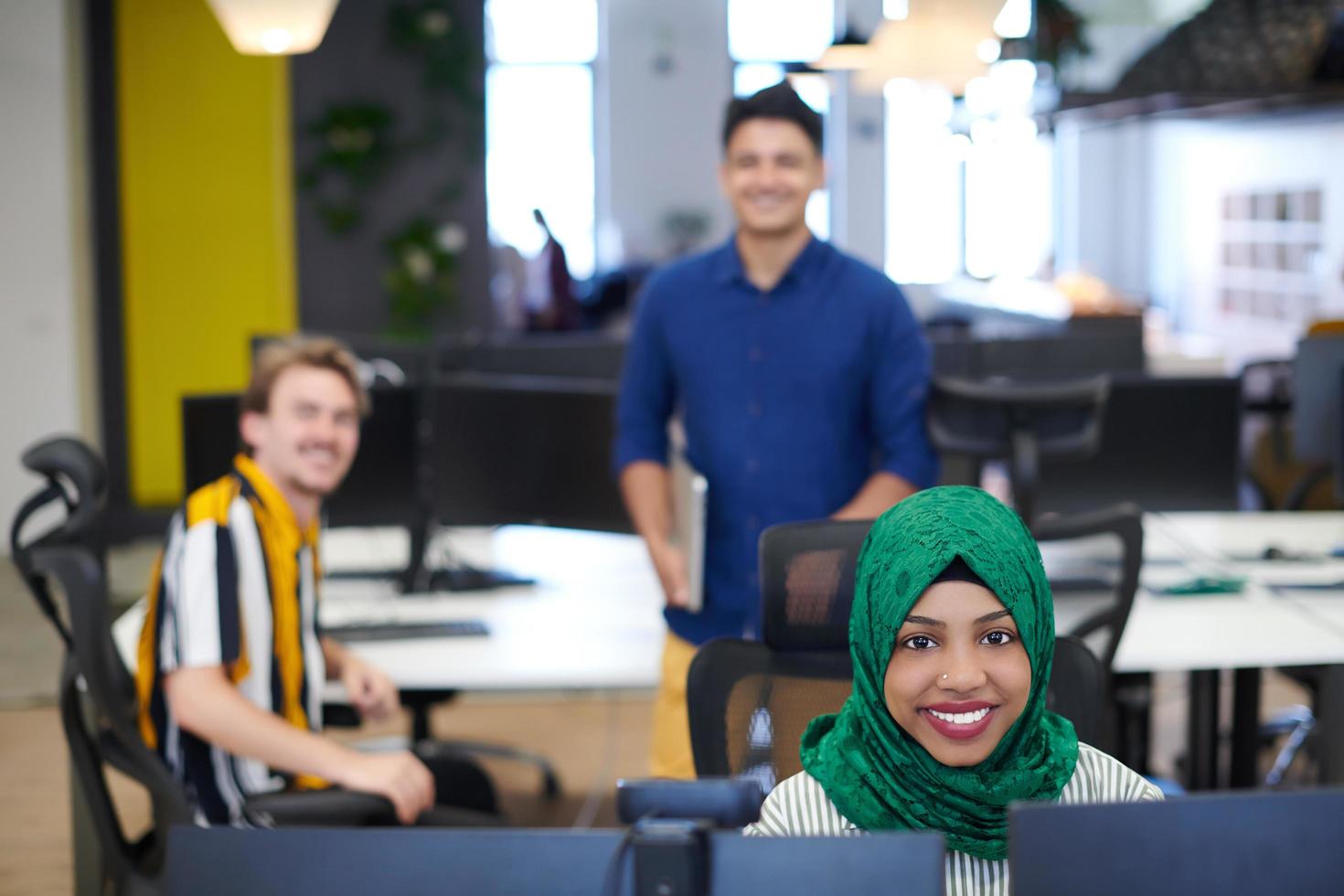 multiethnisches Startup-Business-Team mit arabischer Frau foto