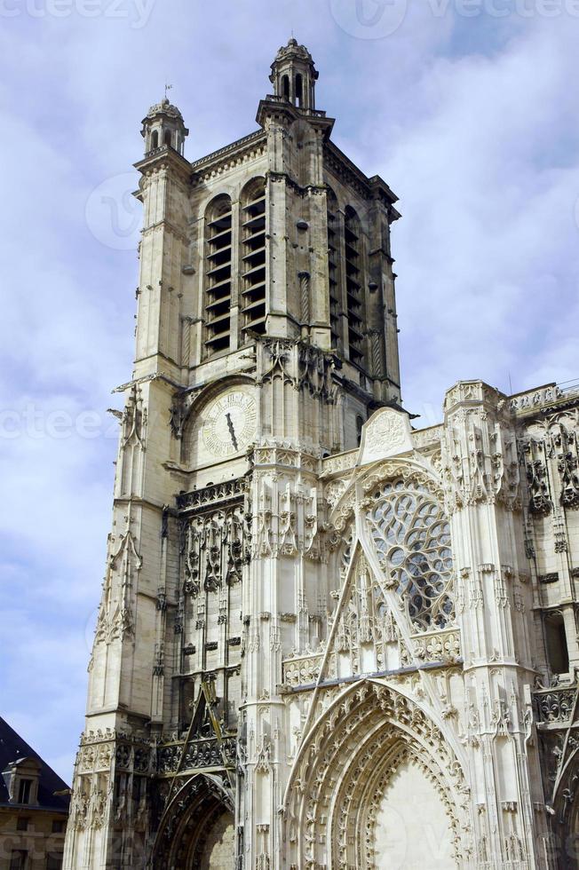 gotische Fassade der Kathedrale Saint-Pierre-et-Saint-Paul foto