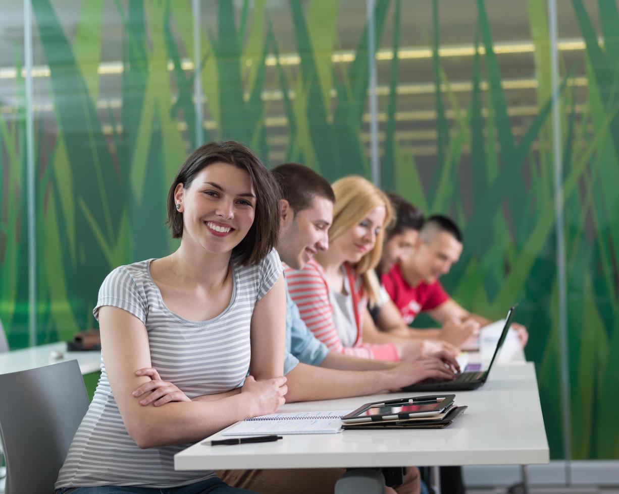 gruppe von studenten lernen zusammen im klassenzimmer foto