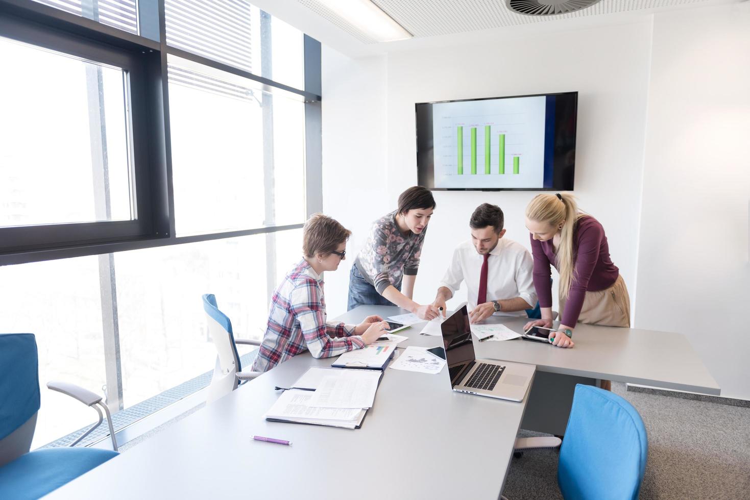 junge geschäftsleute gruppieren sich beim treffen im modernen büro foto