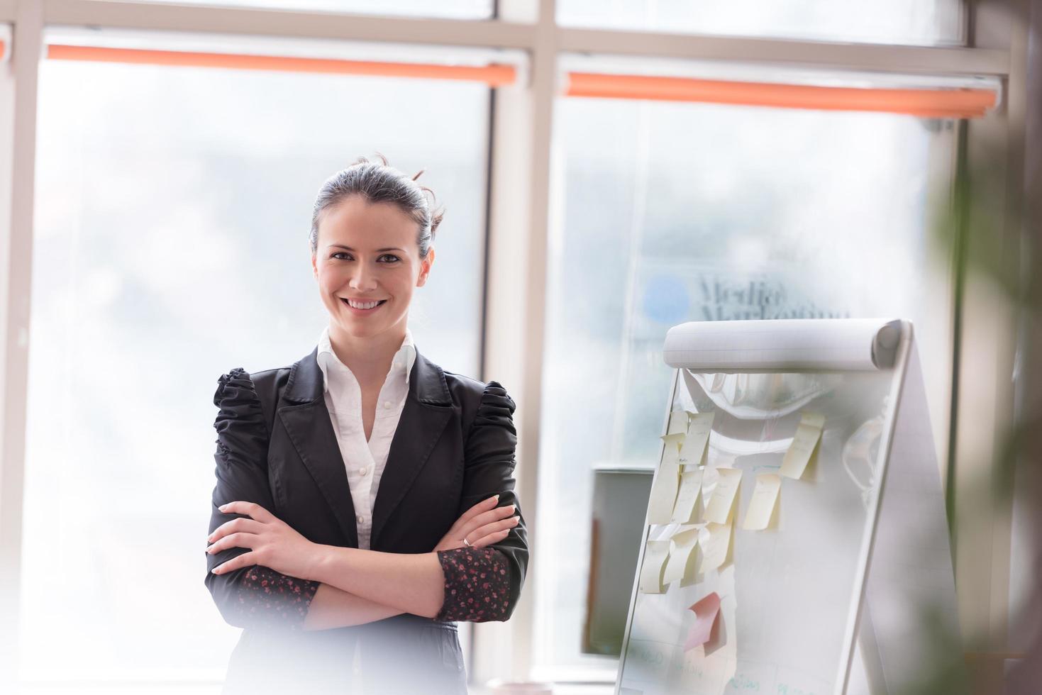 Porträt der jungen Geschäftsfrau im modernen Büro foto