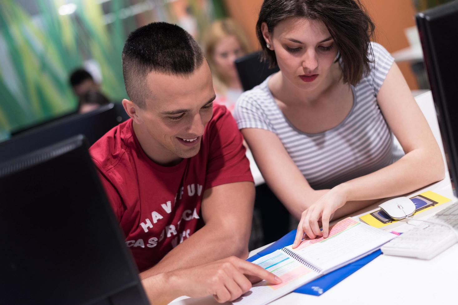 technologiestudentengruppe, die im klassenzimmer der computerlaborschule arbeitet foto