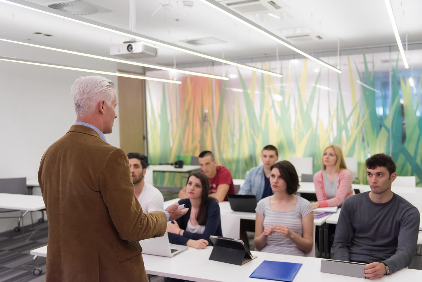 lehrer mit einer gruppe von schülern im klassenzimmer foto