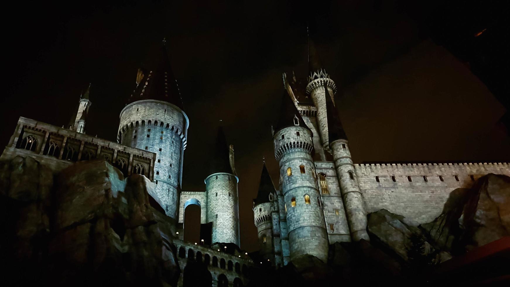 osaka, japan am 8. juli 2019. eine sehr schöne lichtshow bei nacht im schloss hogwarts, die sie sehen müssen und müssen, wenn sie die universal studios japan besuchen. foto