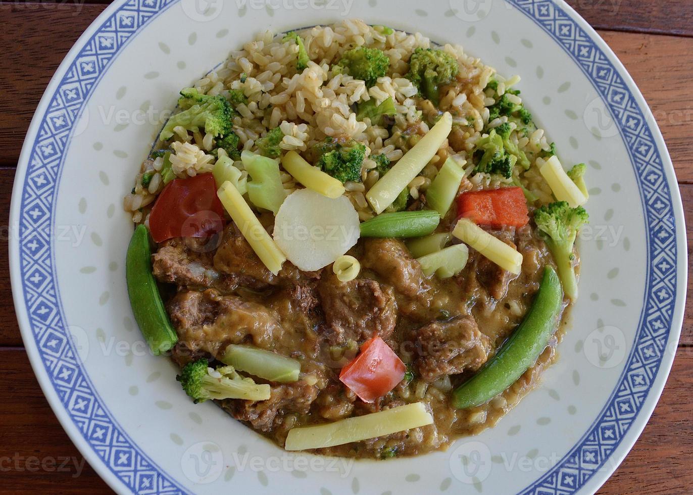 Rendang vom Rind mit Gemüse und Naturreis foto