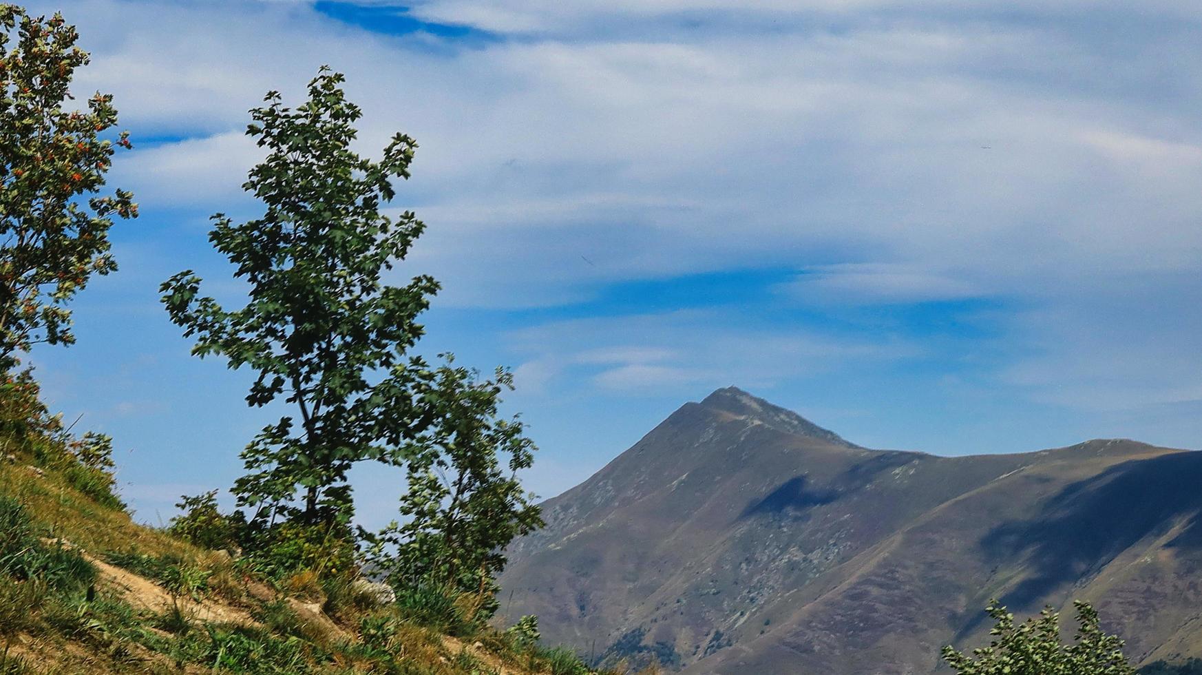 schöne aussichten auf die berge von limone piemonte, in den piemontesischen seealpen, während eines trekkings im august des sommers 2022 foto