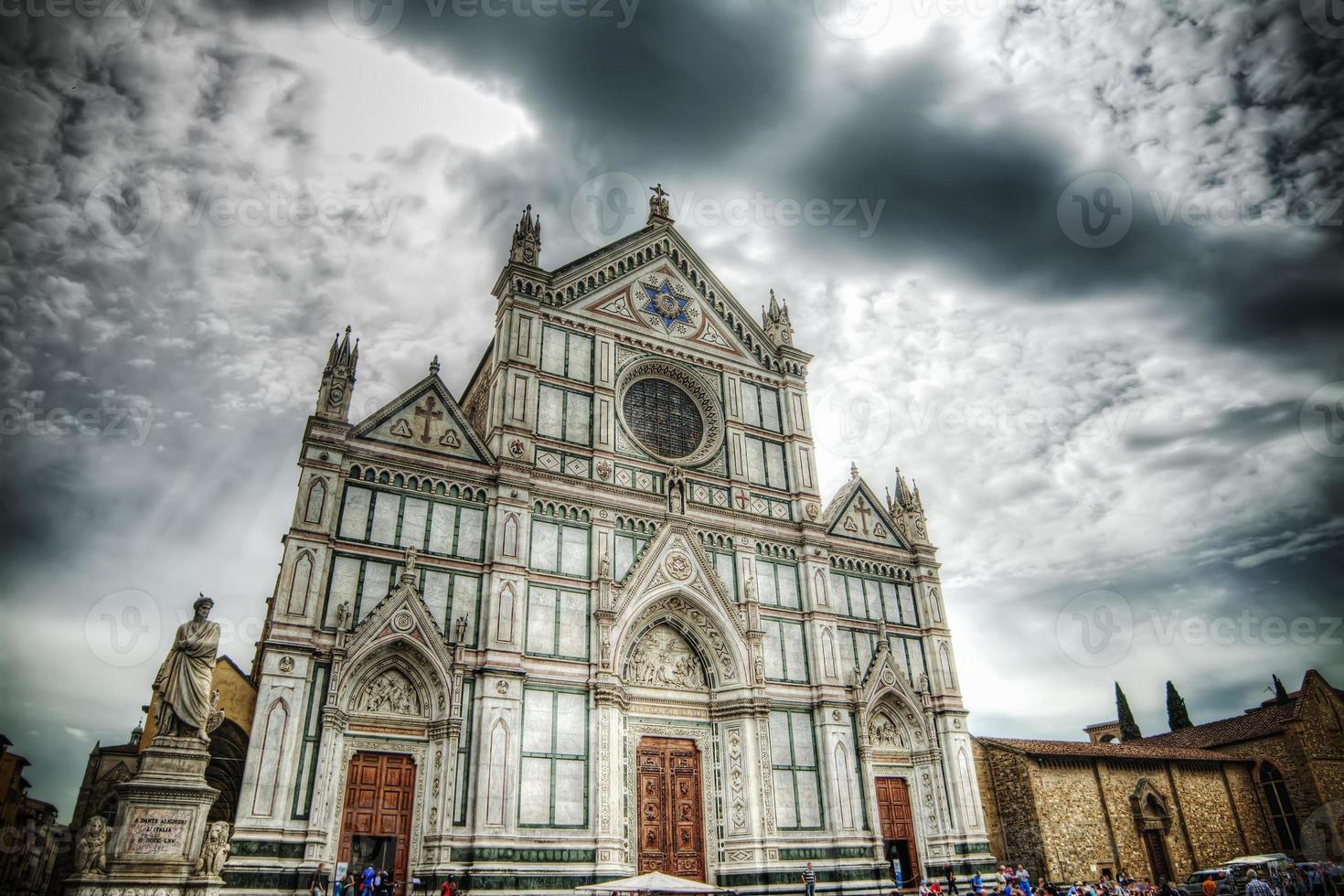 Santa Croce Kathedrale unter einem dramatischen Himmel in Florenz foto