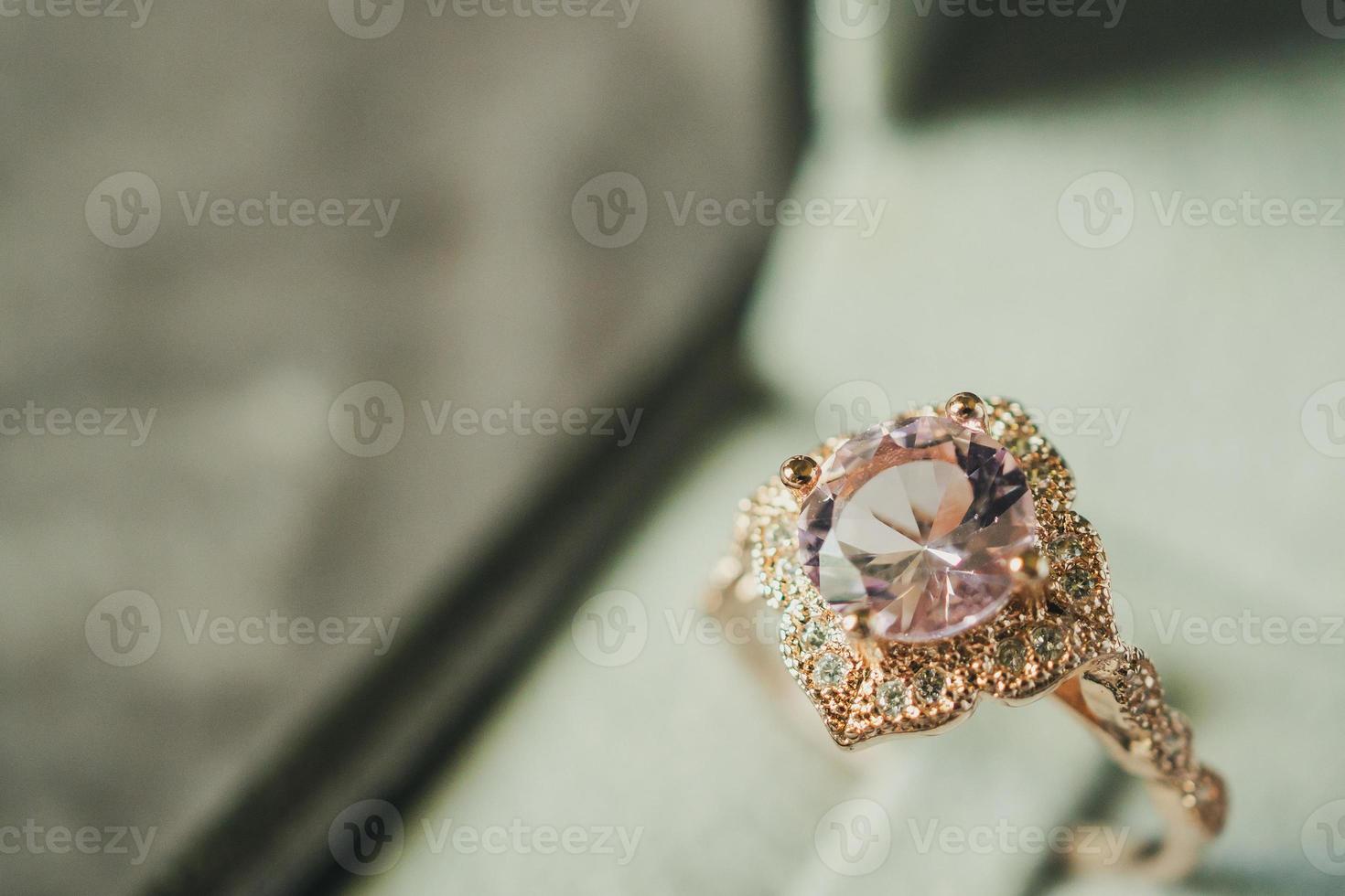 Luxus-Vintage-Rosa-Diamantring in Schmuck-Geschenkbox foto