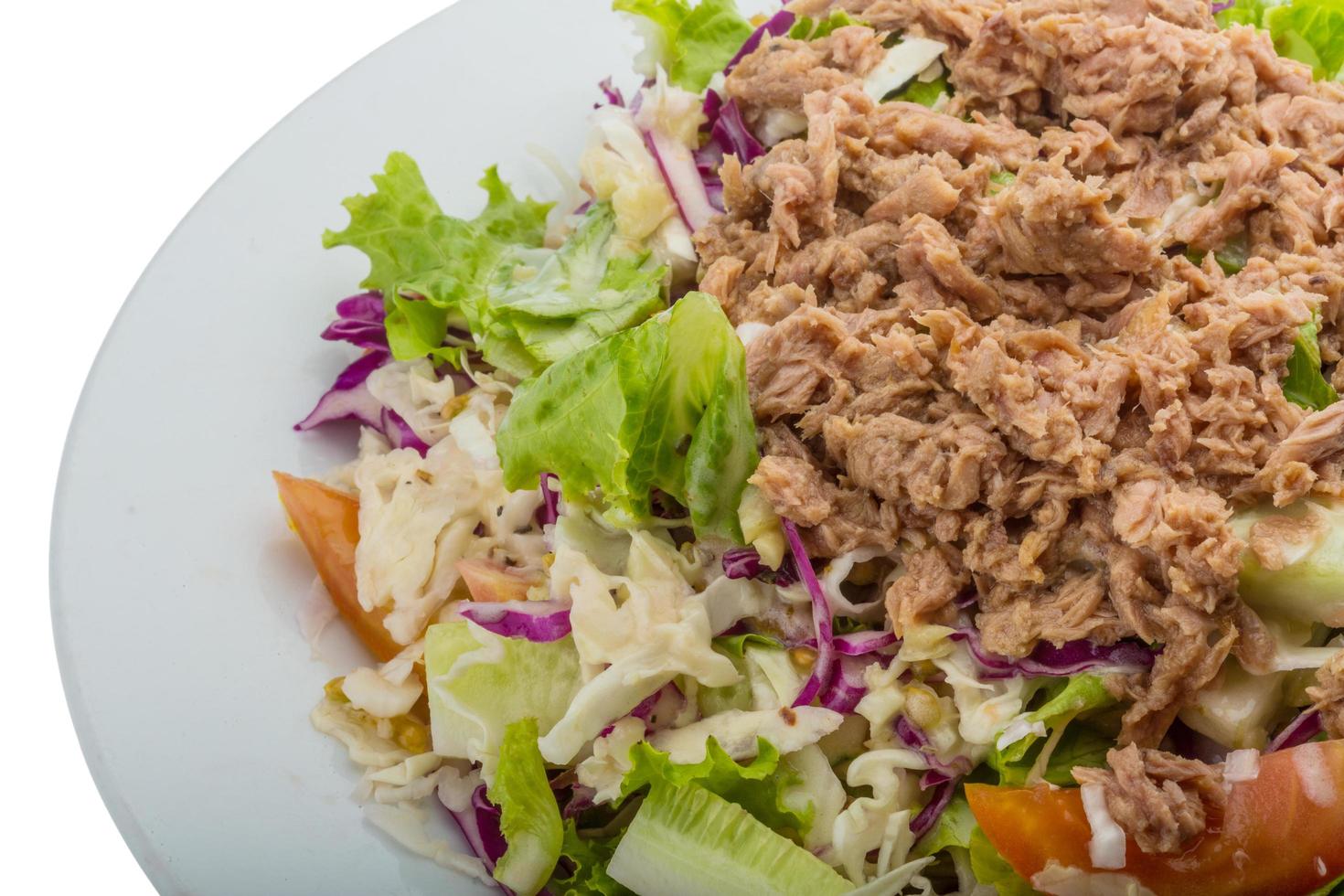 Thunfischsalat auf dem Teller und weißem Hintergrund foto