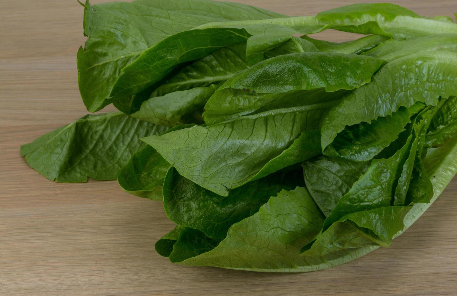 Romano-Salat auf Holzhintergrund foto