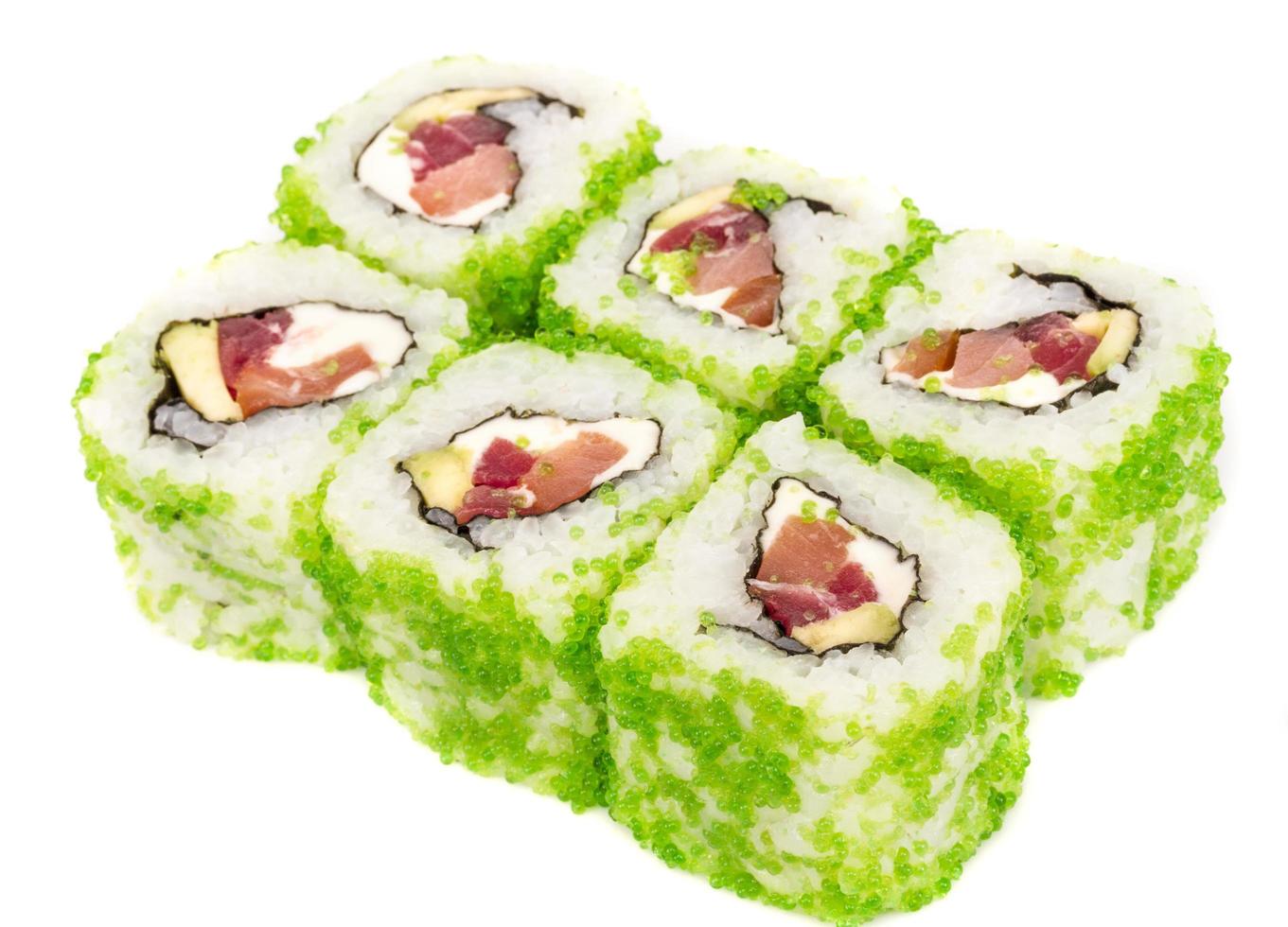 Tobiko Spicy Maki Sushi Hot Roll mit verschiedenen Arten von fliegendem Fischrogen außen und Lachs innen foto