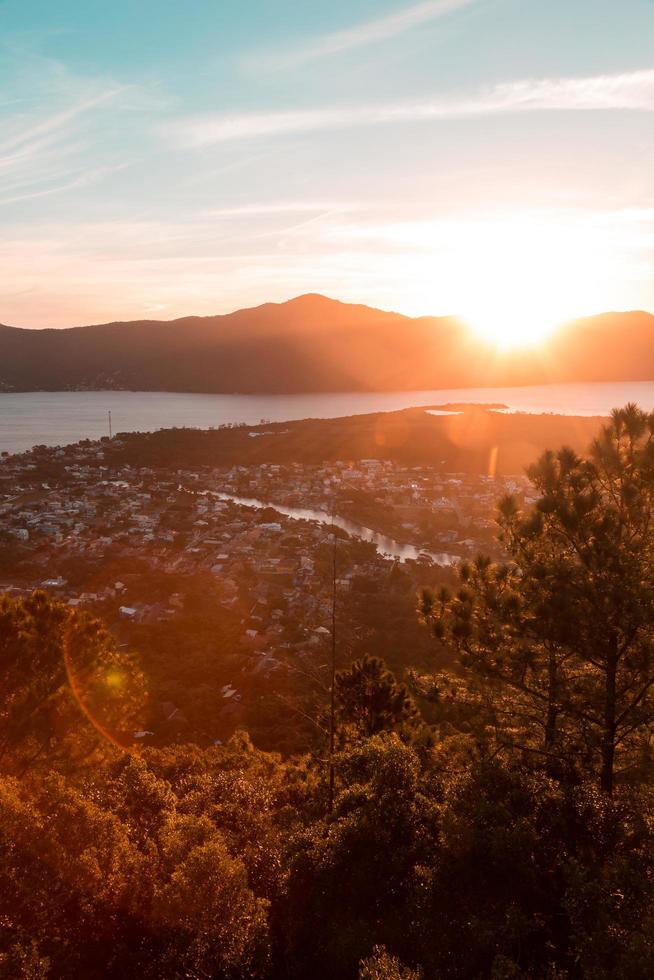 Überblick über die Stadt während des Sonnenuntergangs foto