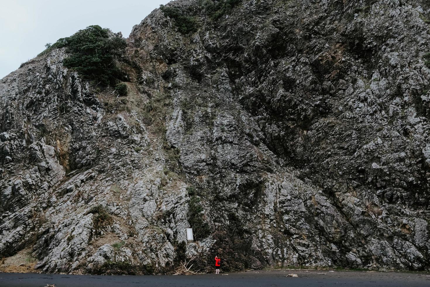 Person, die Foto des grauen felsigen Berges macht