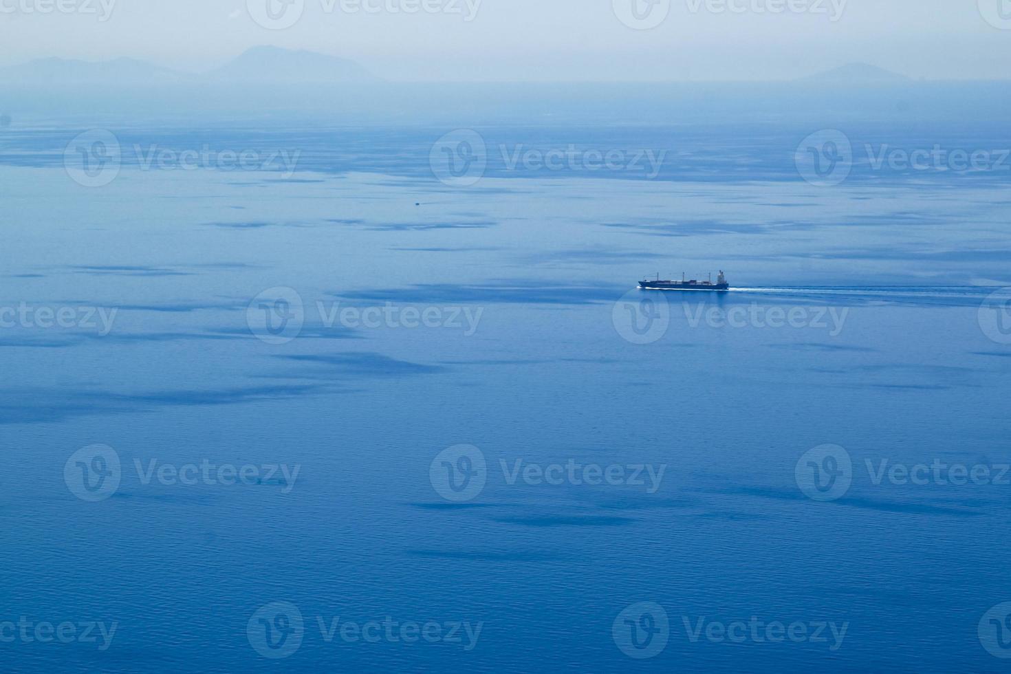 maritime küste des tyrrhenischen meeres mit handelsschiff, reisereportage in süditalien, kalabrien foto