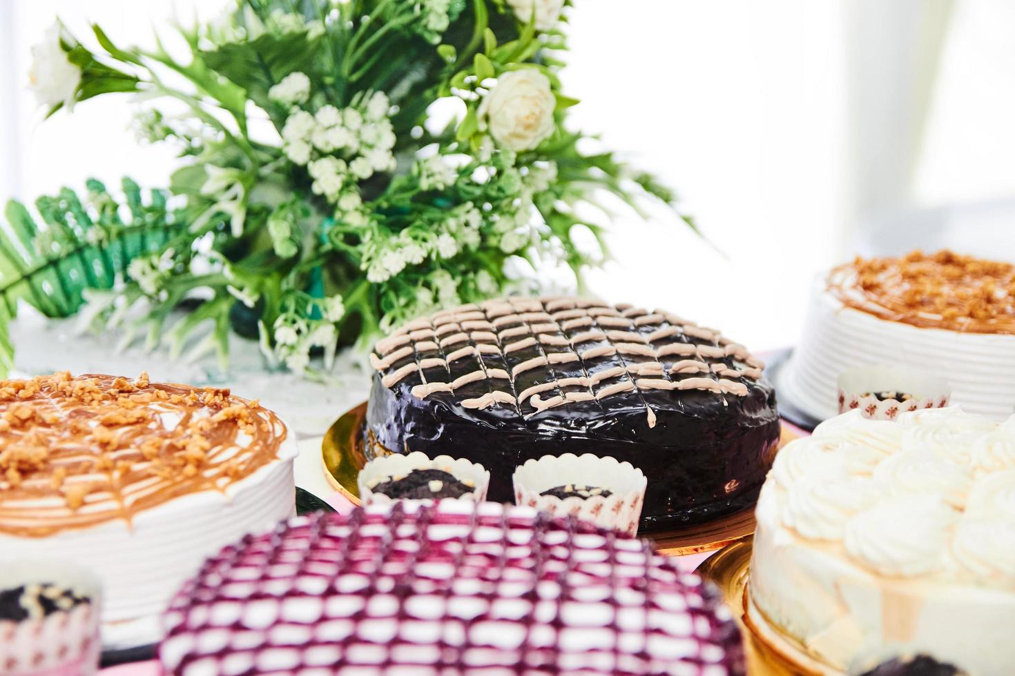 Auswahl an Kuchen auf dem Tisch foto