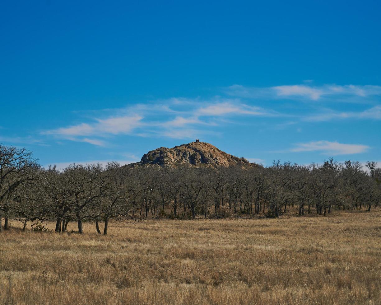 Menschen auf Berg unter blauem Himmel foto