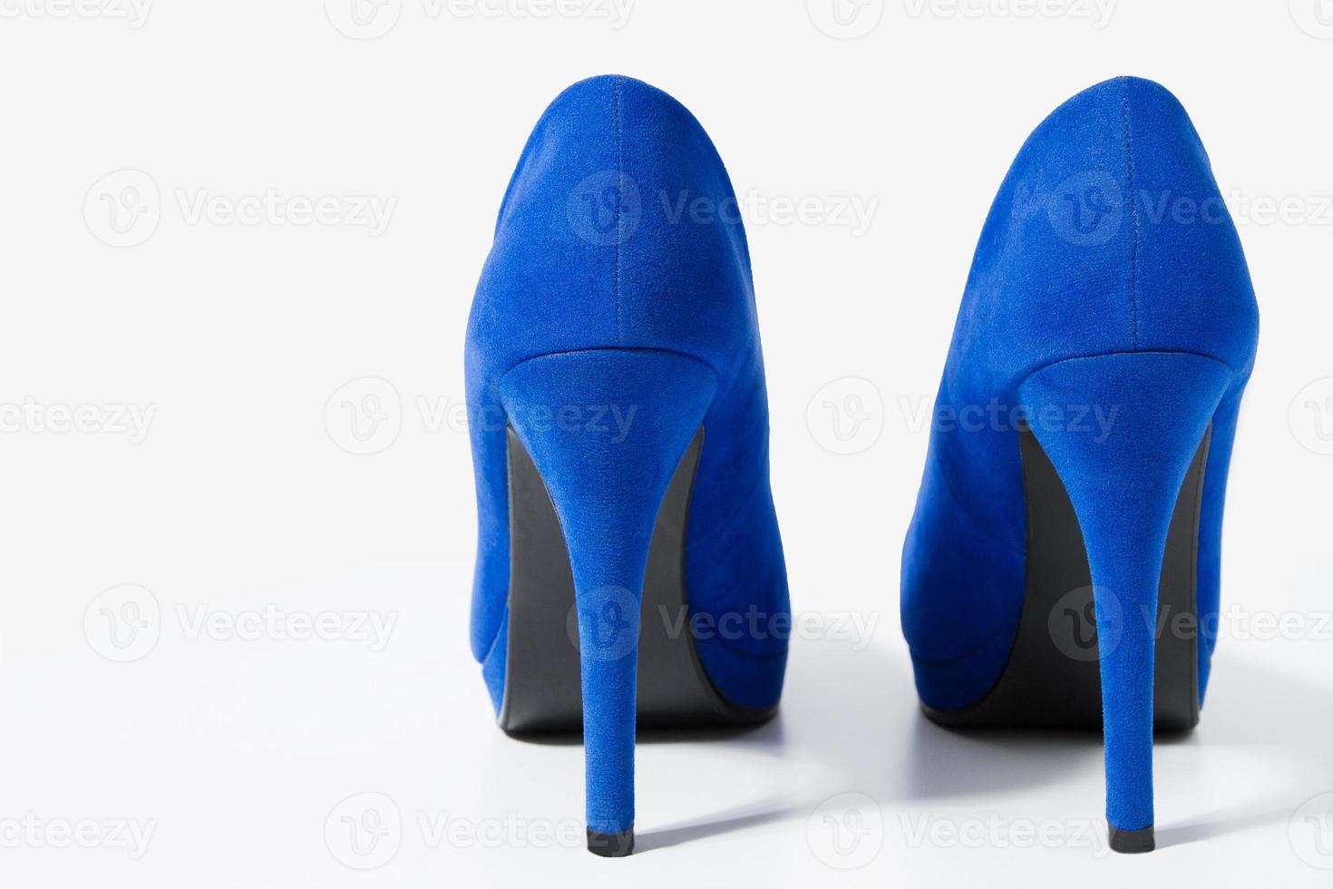 Nahaufnahme blaues Paar Damenschuhe. Rückansicht der Mode weibliche High Heels isoliert auf weißem Hintergrund. Frauenschuhe auf dem Boden. selektiver Fokus foto