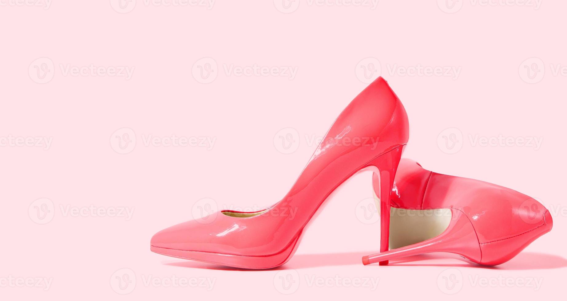 Frau Schuhe Banner. High Heels Nahaufnahme. Ansicht von oben. Damenmode. Damen Accessoires. girly lässiger formaler schuh isoliert. rosa Hintergrund. Schuhe auf dem Boden. kopierraum, modell. selektiver fokus der flachen lage foto