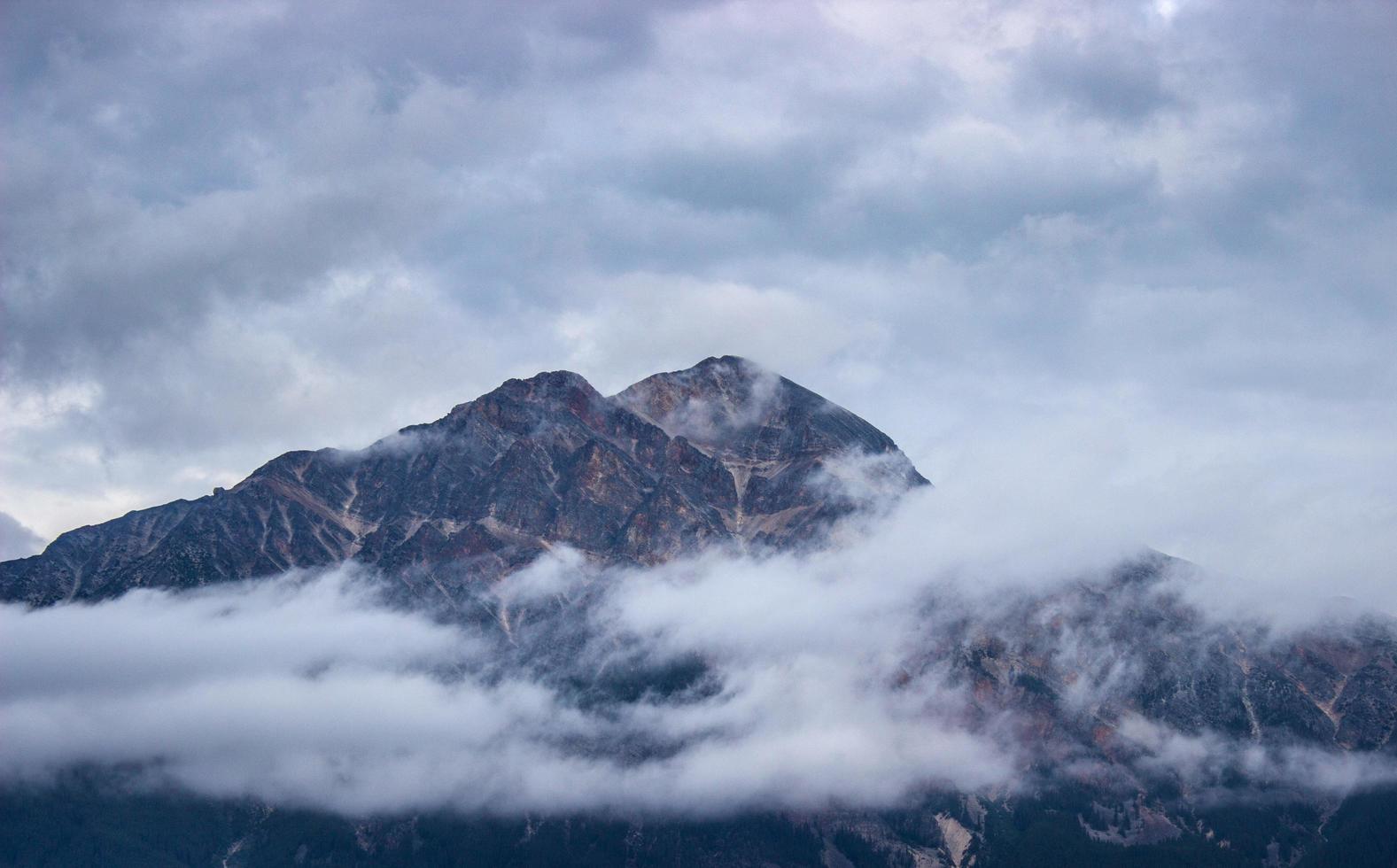 Berg mit Wolken bedeckt foto