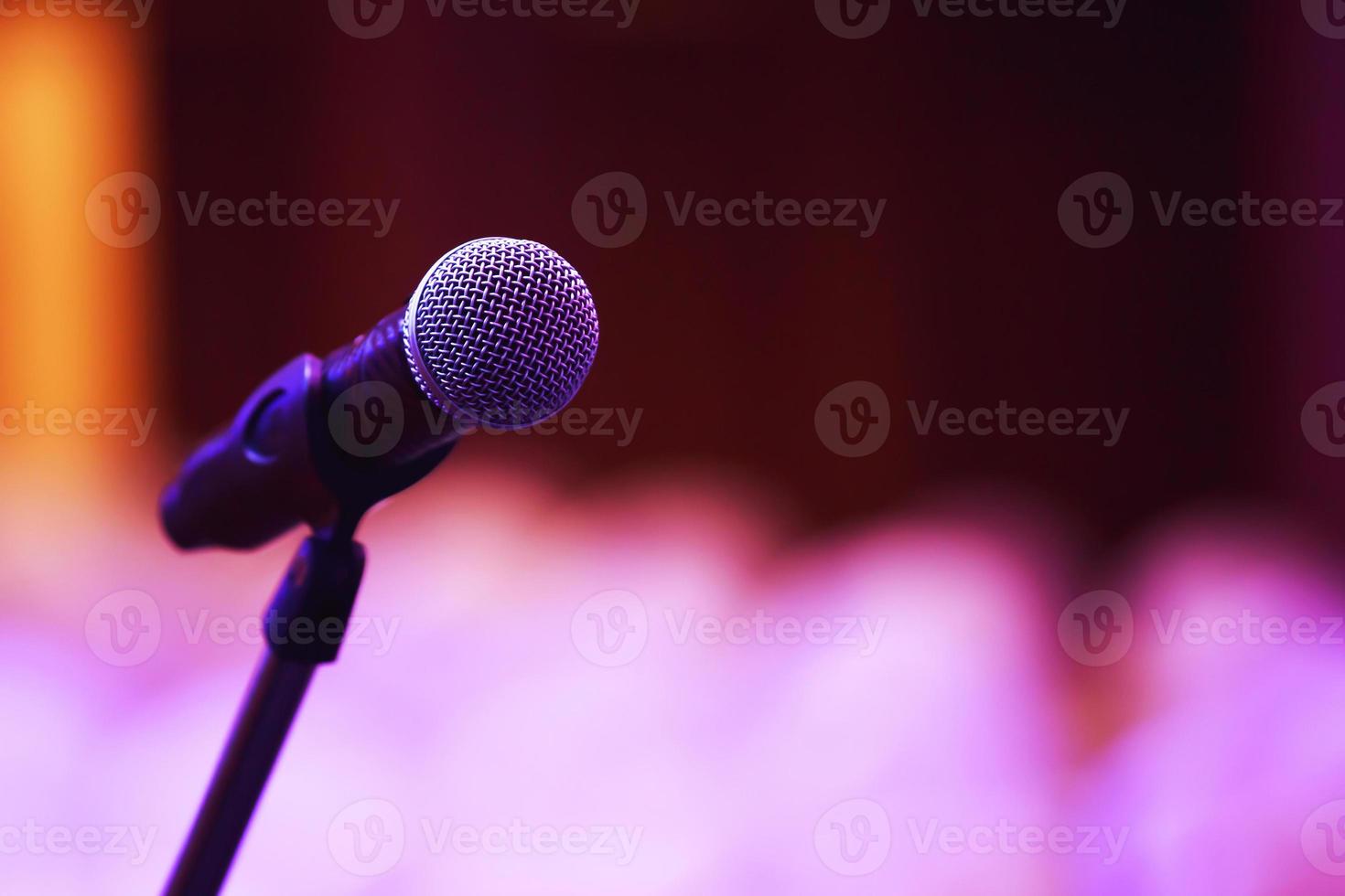 Nahaufnahme des Mikrofons auf der Bühnenbeleuchtung im Konzertsaal oder Konferenzraum. Platzbanner kopieren. Weicher Fokus. foto