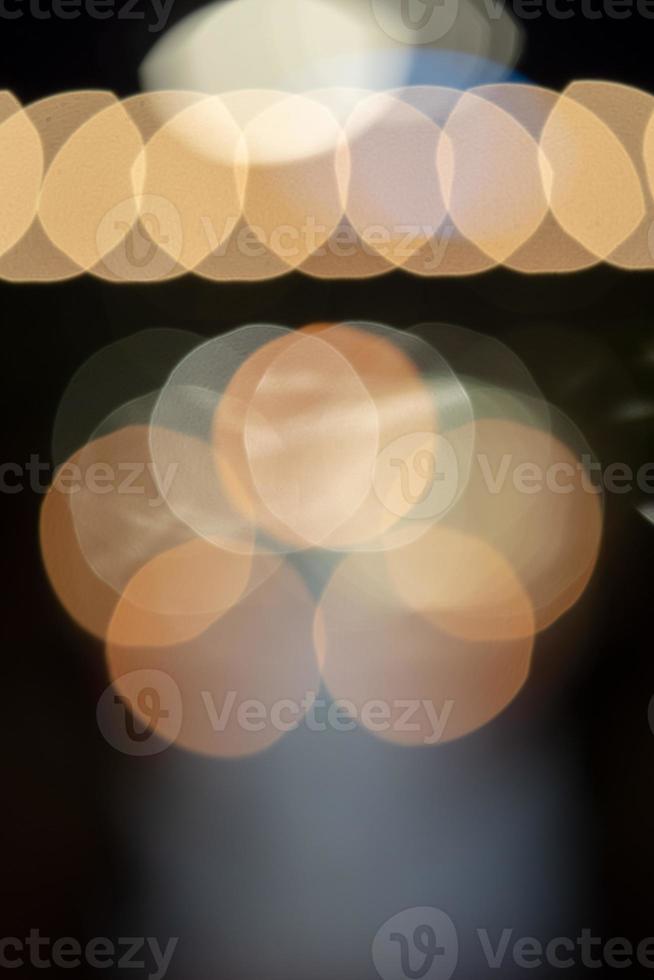 großer Unschärfekreis-Bokeh-Hintergrund von der Nachtzeremonie für Ihren Grafikdesign-Vintage-Ton foto