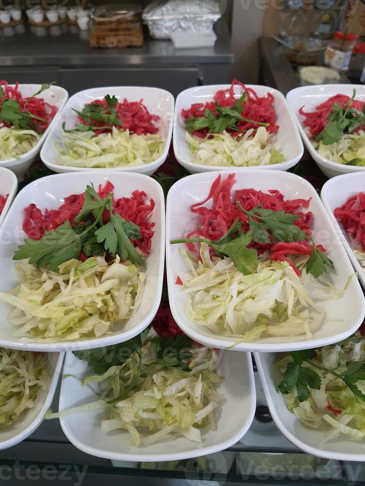 Türkischer Salat, ordentlich auf einem Restauranttisch angeordnet, um ihn den Kunden zu geben. foto