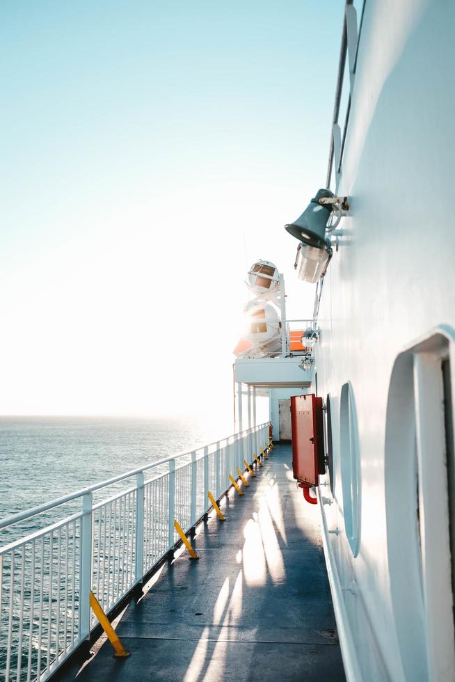 Gehweg an der Seite des Schiffes foto