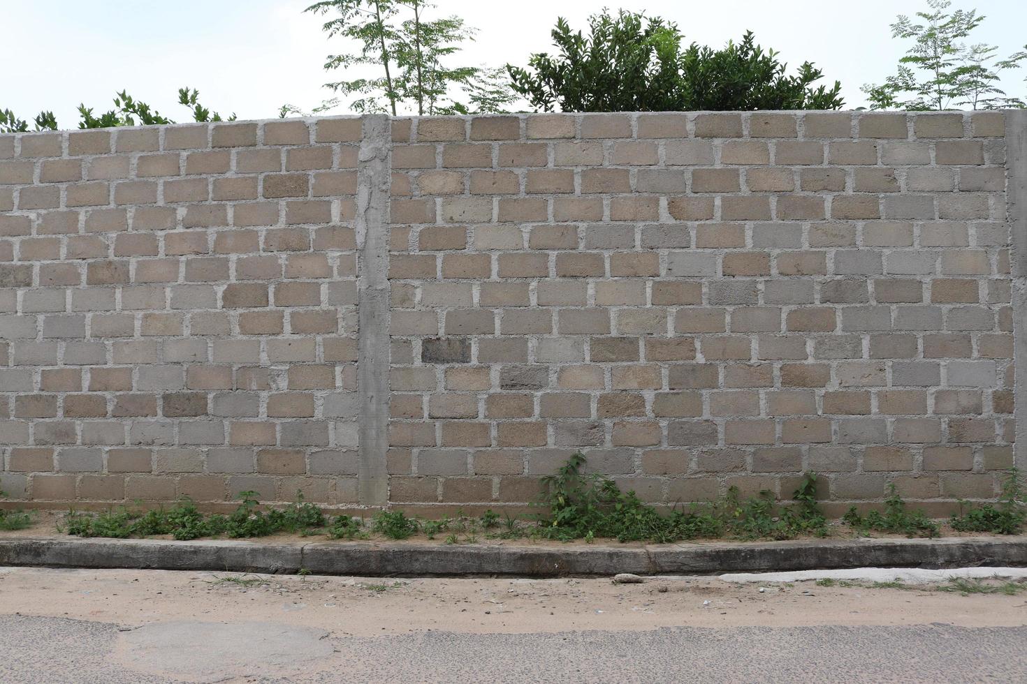 die architektur des wandgebäudes an der straßenseite wurde mit einer schrägen landschaftsposition mit einer natürlich hellen hintergrundtextur aufgenommen foto