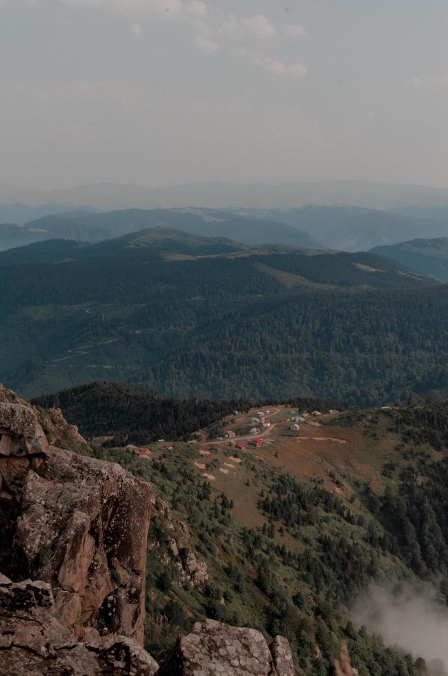 Luftaufnahme von Häusern am Berg foto