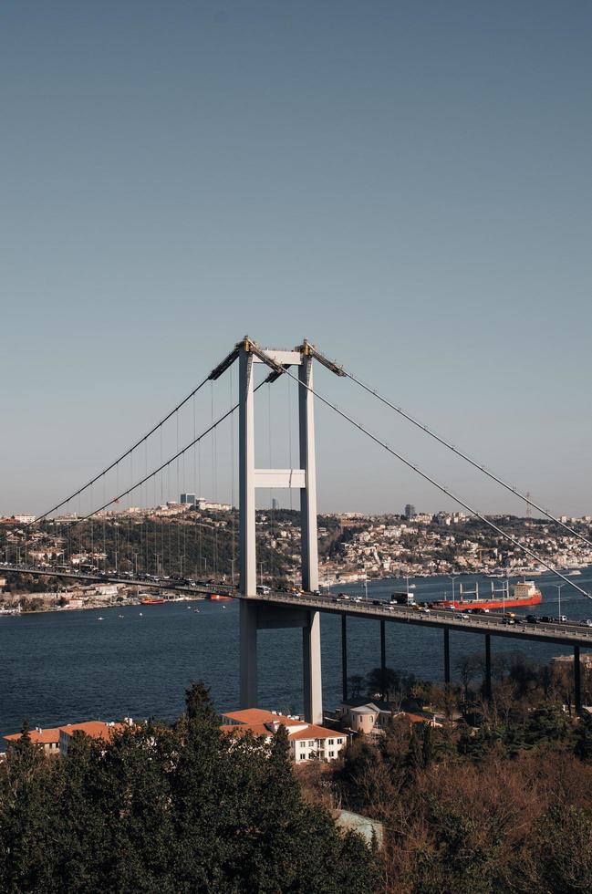 Blick auf die Brücke in der Stadt foto