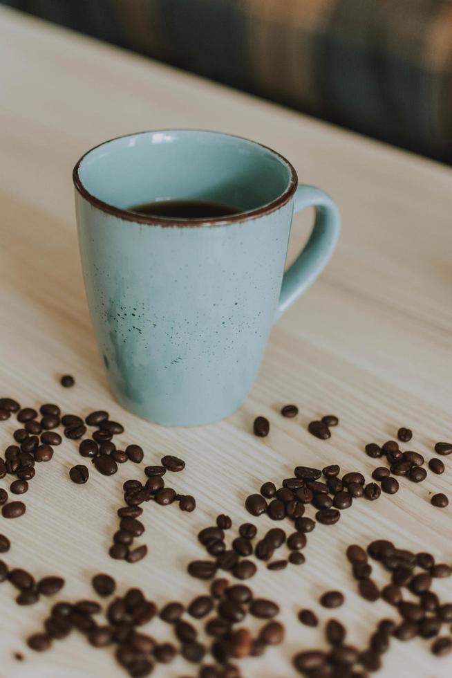 blaue Kaffeetasse mit Kaffeebohnen foto