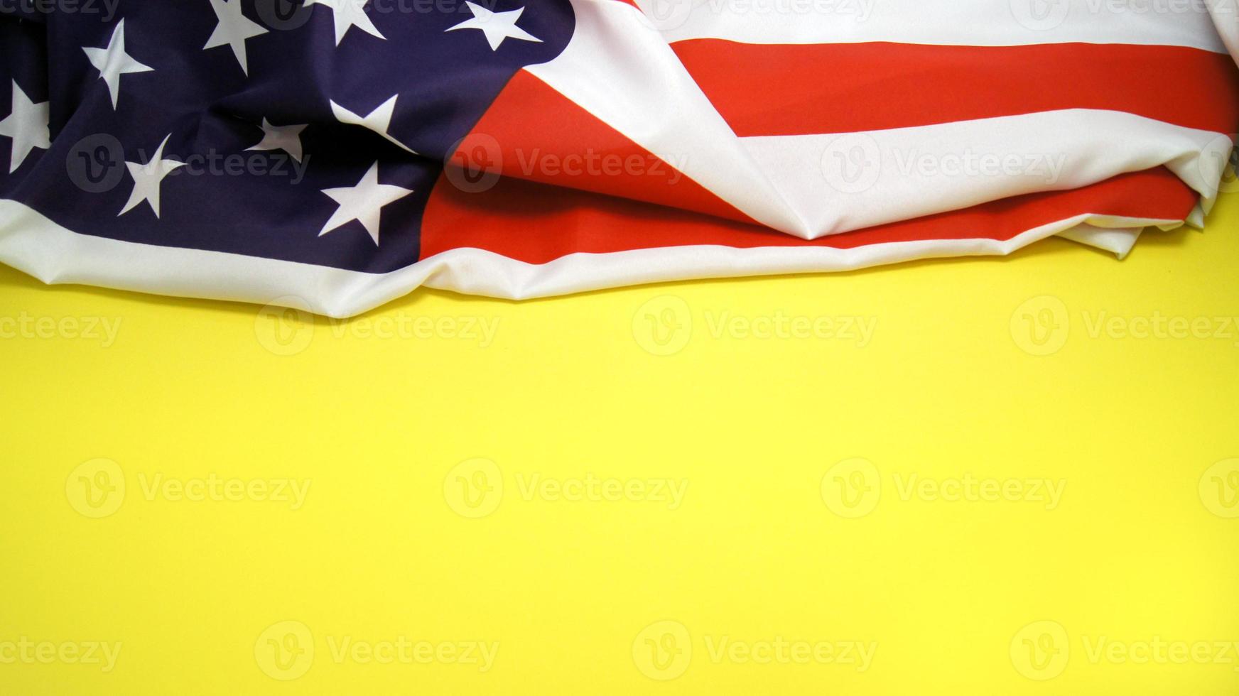 Flagge der Vereinigten Staaten von Amerika auf gelbem Hintergrund foto