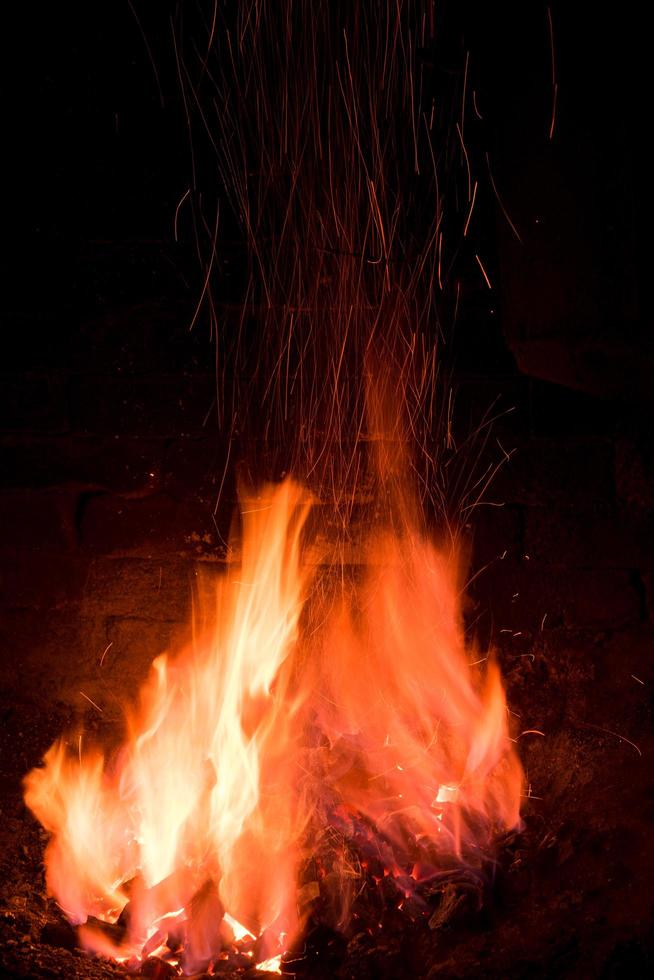 traditioneller Schmiedeofen mit brennendem Feuer foto