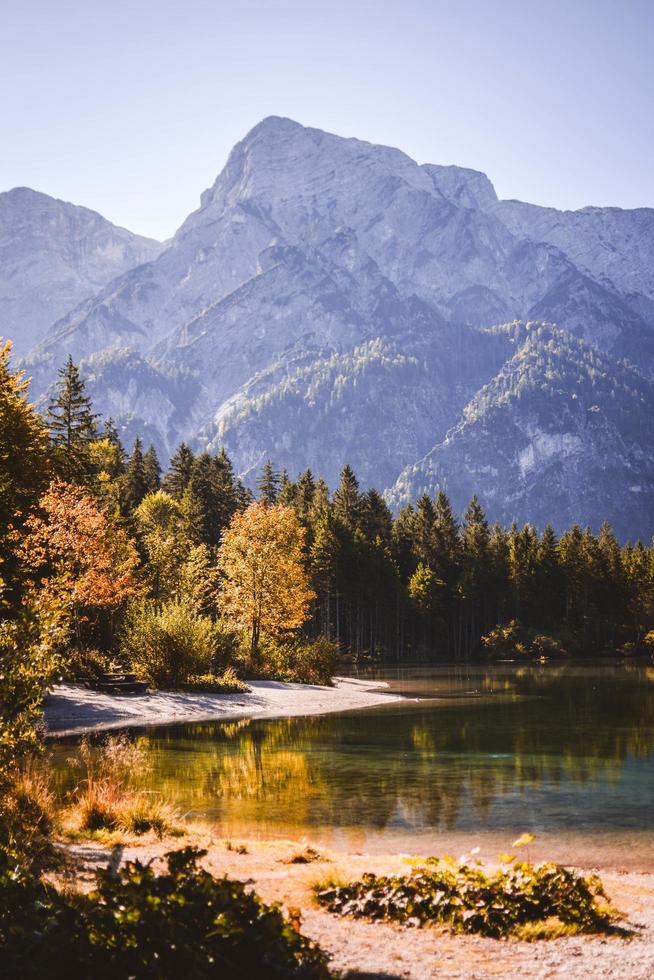 malerische Aussicht auf See in der Nähe von Bergen foto