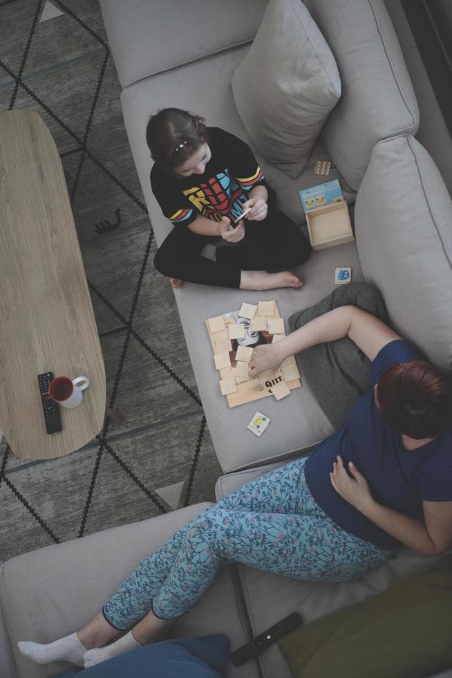 mutter und tochter spielen zu hause ein memory-spiel foto