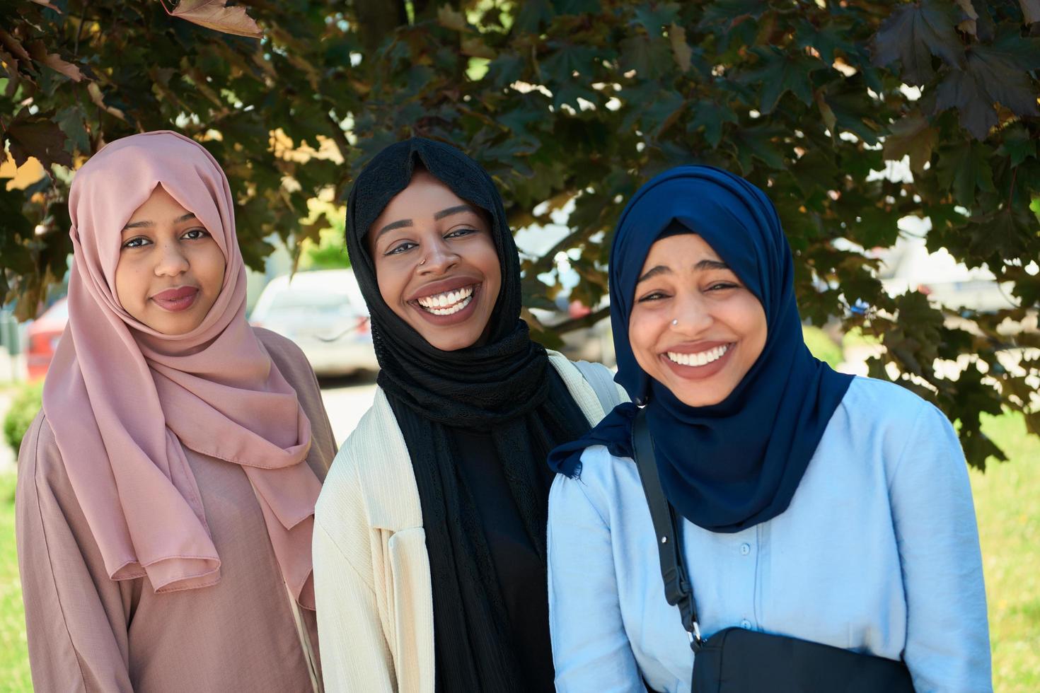 Geschäftsfrau Gruppenporträt in traditioneller islamischer Kleidung foto