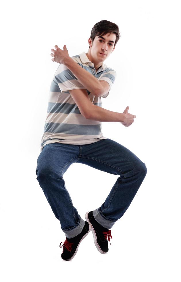 junger Mann tanzt foto