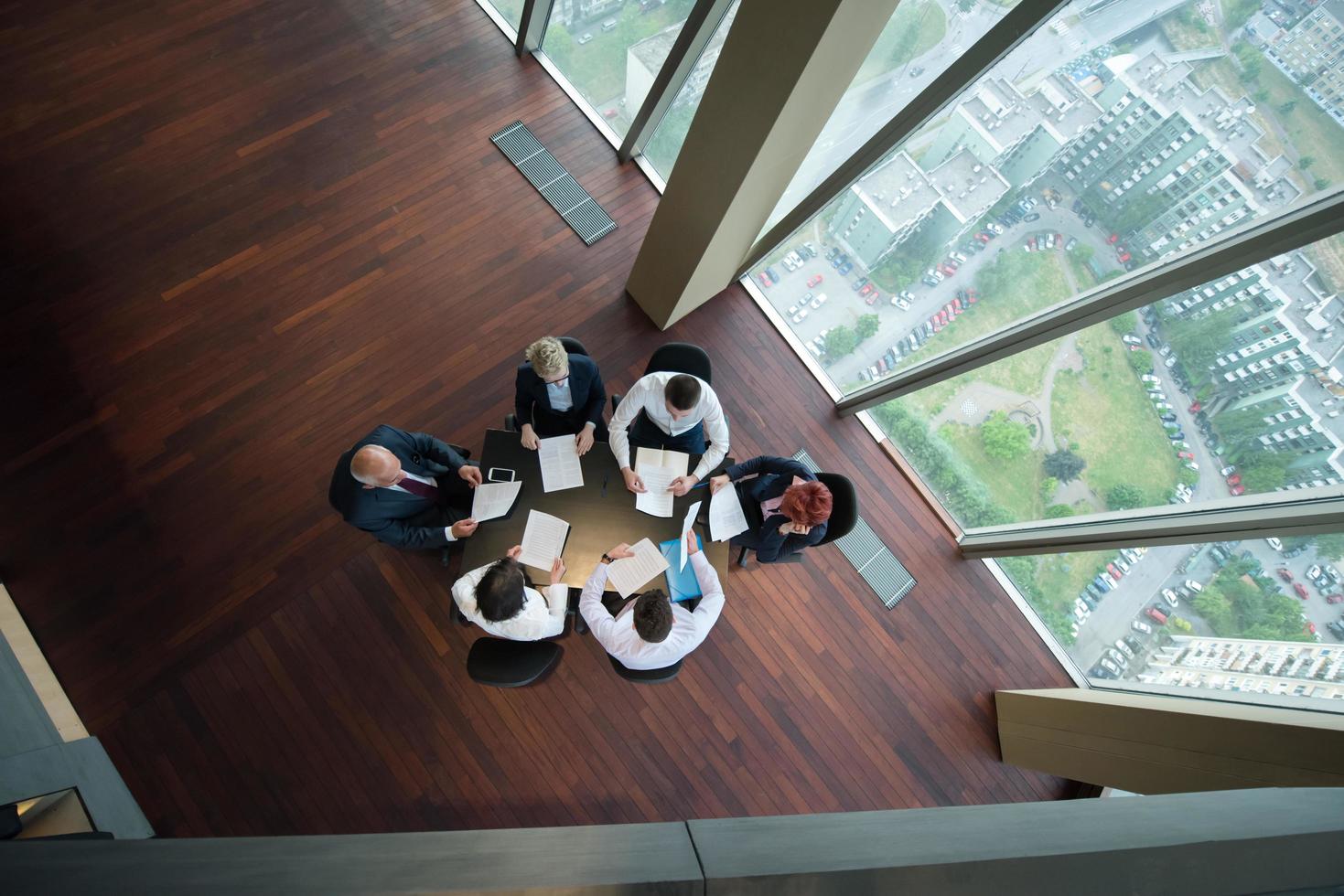 glückliche geschäftsleute gruppieren sich beim treffen im modernen büro foto