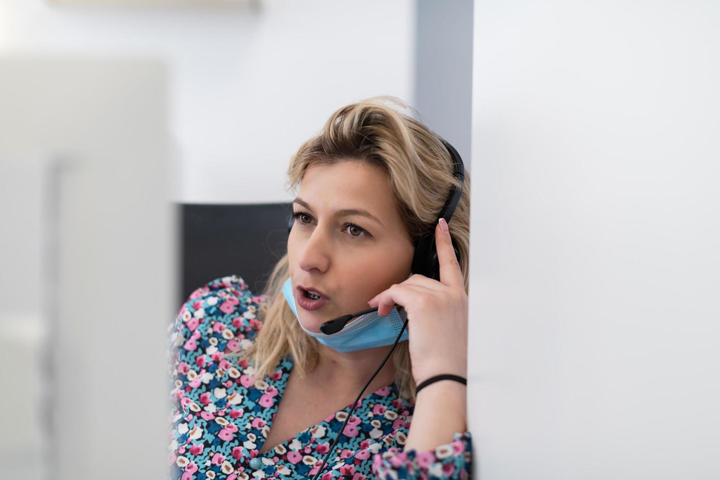 callcenter-betreiber in medizinischer maske foto