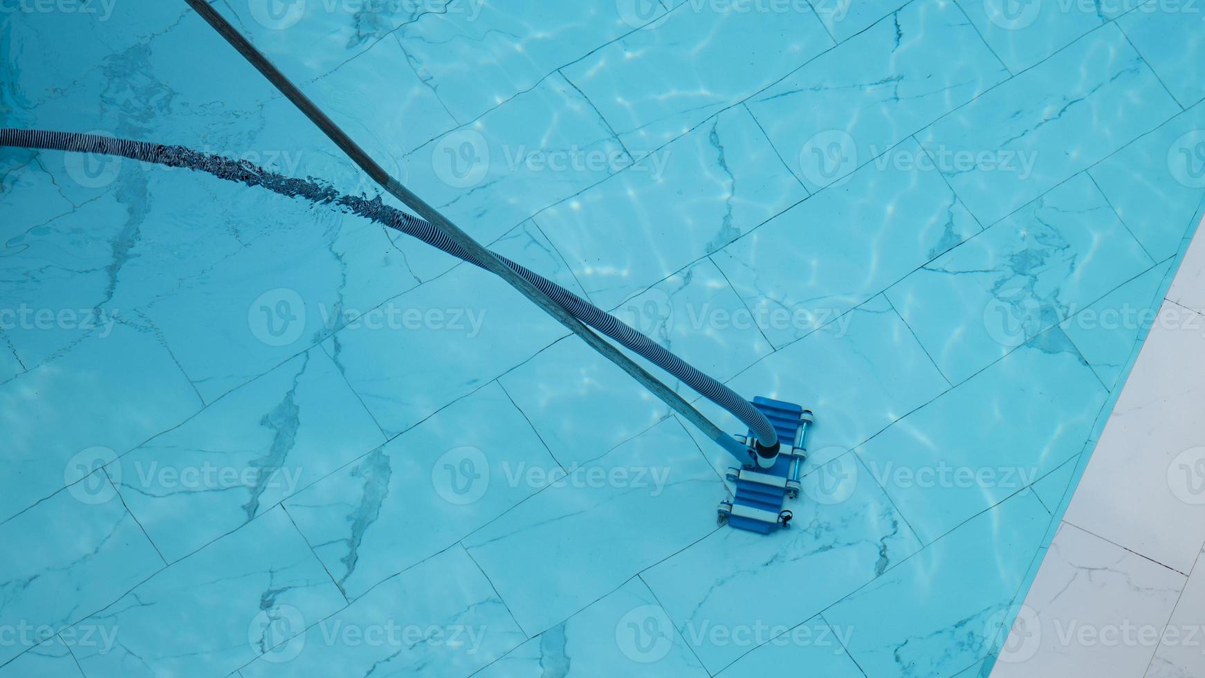 Reinigungsservice und Wartung des Pools. Schwimmbadreinigung. foto